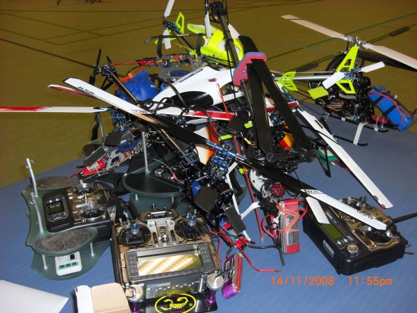 k-CIMG4289.JPG (178.71 KiB) 2881 mal betrachtet das müssten soo 4-6 Trex 450 sein...