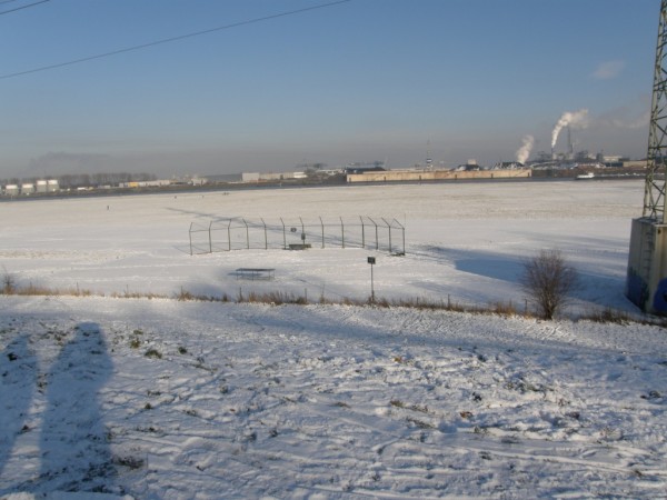 Der Platz des FSC Rheinhausen um 13 Uhr im Schnee